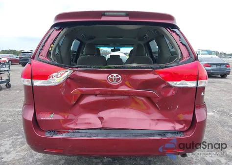 2012 Toyota Sienna Le z USA, uszkodzony, nr VIN 5TDKK3DC2CS193746